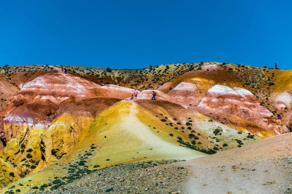 Kyzyl-Chin 'in Mars manzaraları. Altai Cumhuriyeti 'nin Kosh-Agach ilçesine bağlı Chagan-Uzun köyü yakınlarındaki çok renkli dağlar. Rusya, Güney Sibirya