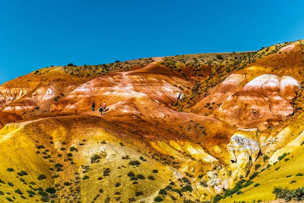 Paisagens Marcianas Kyzyl Chin Montanhas Multicoloridas Perto Aldeia Chagan Uzun — Fotografia de Stock