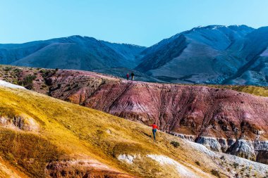 Chagan-Uzun Köyü, Kosh-Agachsky bölgesi, Altai Cumhuriyeti, Rusya-24 Ağustos 2021: Kyzyl-Chin Nehri vadisinde çok renkli dağlar-Mars 1 cazibesi