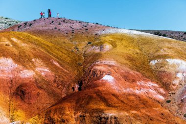 Chagan-Uzun Köyü, Kosh-Agachsky bölgesi, Altai Cumhuriyeti, Rusya-24 Ağustos 2021: Kyzyl-Chin Nehri vadisinde çok renkli dağlar-Mars 1 cazibesi
