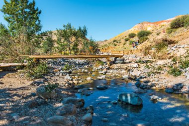 Kyzyl-Chin nehrinin kurumuş yatağı. Altai Cumhuriyeti 'nin Kosh-Agachsky ilçesi Chagan-Uzun köyünün çevresi, Rusya