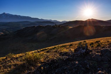 Batan güneşin ışınlarındaki Kuzey Chui sırtı manzarası. Altai Cumhuriyeti Kosh-Agachsky Bölgesi, Güney Sibirya, Rusya