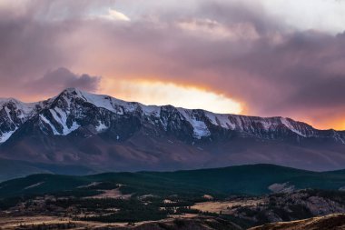 Batan güneşin ışınlarındaki Kuzey Chui sırtı manzarası. Altai Cumhuriyeti Kosh-Agachsky Bölgesi, Güney Sibirya, Rusya
