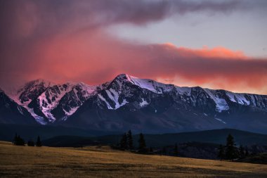 Batan güneşin ışınlarındaki Kuzey Chui sırtı manzarası. Altai Cumhuriyeti Kosh-Agachsky Bölgesi, Güney Sibirya, Rusya