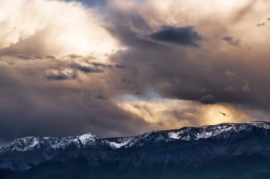 Batan güneşin ışınlarındaki Kuzey Chui sırtı manzarası. Altai Cumhuriyeti Kosh-Agachsky Bölgesi, Güney Sibirya, Rusya