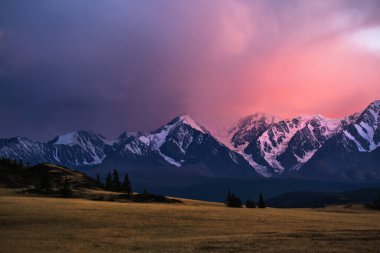 Batan güneşin ışınlarındaki Kuzey Chui sırtı manzarası. Altai Cumhuriyeti Kosh-Agachsky Bölgesi, Güney Sibirya, Rusya