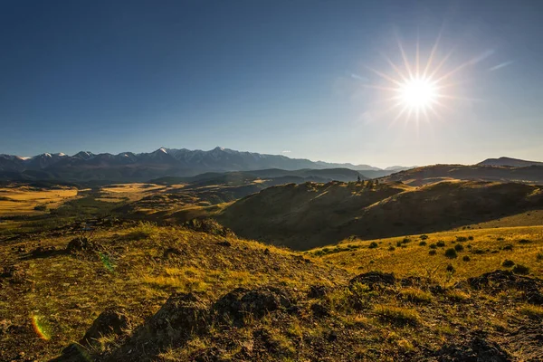 Batan güneşin ışınlarındaki Kuzey Chui sırtı manzarası. Altai Cumhuriyeti Kosh-Agachsky Bölgesi, Güney Sibirya, Rusya