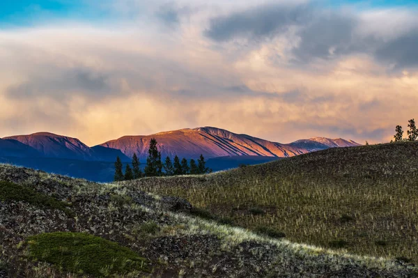 Veduta Della Cresta Nord Chui Nei Raggi Del Sole Tramonto — Foto Stock