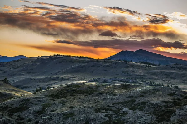 Batan Güneşin Işınlarındaki Kuzey Chui Sırtı Manzarası Altai Cumhuriyeti Kosh — Stok fotoğraf