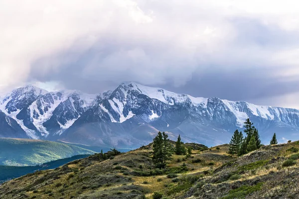 Batan Güneşin Işınlarındaki Kuzey Chui Sırtı Manzarası Altai Cumhuriyeti Kosh — Stok fotoğraf