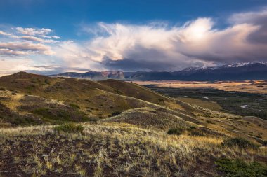 Kuzey Chui sırtı ve Chui Nehri vadisi manzarası. Altai Cumhuriyeti Kosh-Agachsky Bölgesi, Güney Sibirya, Rusya
