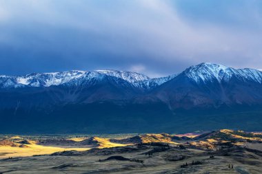 Kuzey Chui sırtı ve Chui Nehri vadisi manzarası. Altai Cumhuriyeti Kosh-Agachsky Bölgesi, Güney Sibirya, Rusya