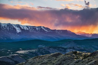 Kuzey Chui sırtı ve Chui Nehri vadisi manzarası. Altai Cumhuriyeti Kosh-Agachsky Bölgesi, Güney Sibirya, Rusya