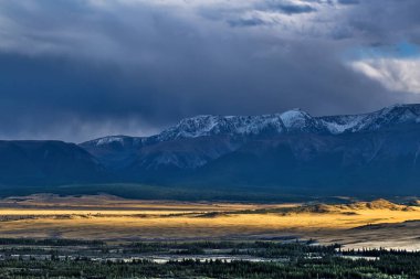 Kuzey Chui sırtı ve Chui Nehri vadisi manzarası. Altai Cumhuriyeti Kosh-Agachsky Bölgesi, Güney Sibirya, Rusya