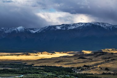 Kuzey Chui sırtı ve Chui Nehri vadisi manzarası. Altai Cumhuriyeti Kosh-Agachsky Bölgesi, Güney Sibirya, Rusya