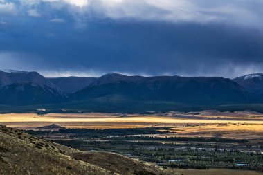 Kuzey Chui sırtı ve Chui Nehri vadisi manzarası. Altai Cumhuriyeti Kosh-Agachsky Bölgesi, Güney Sibirya, Rusya