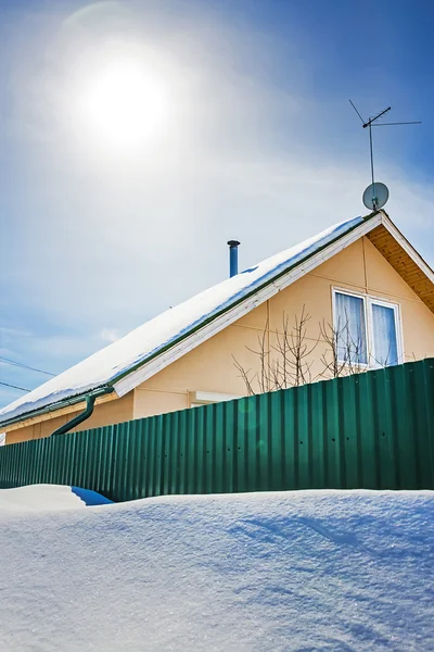 Hus på landet i snö — Stockfoto