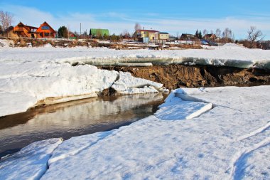 Sibirya. Bir bahar yüksek su Nehri üzerinde