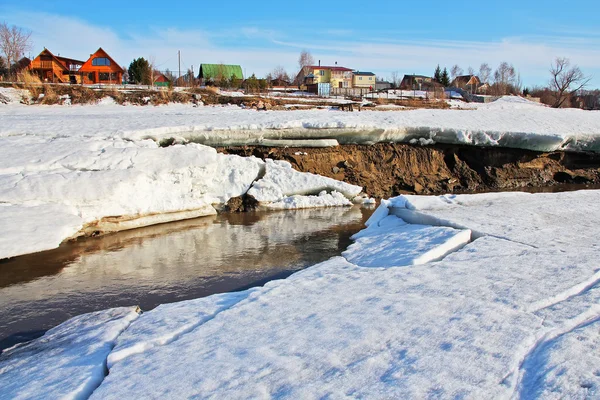 Sibéria. Uma fonte de água alta no rio — Fotografia de Stock