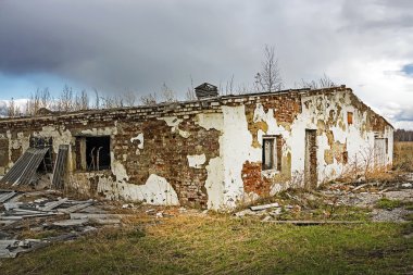 Sovyet döneminin yıkılan eski cowshed