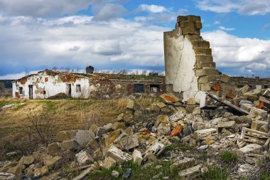 Sovyet döneminin yıkılan eski cowshed