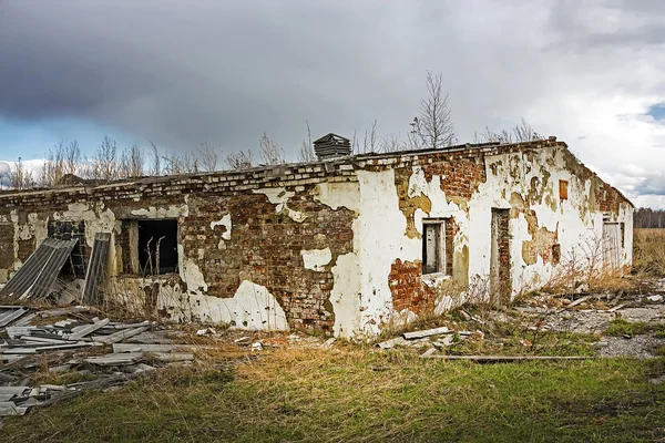 The destroyed old cowshed of the Soviet period — Stock Photo, Image