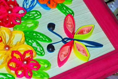 Kelebek aplike quilling tekniğinde yapılmış ile çiçek