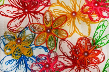 Çiçek aplike quilling tekniğinde yapılmış renkli kağıt şeritler