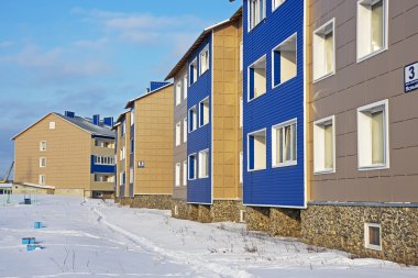 Rusya, Sibirya, Novosibirsk Region, Iskitim - 6 Ocak 2016: Modern 3 katlı tuğla ev şehir yeni bir alanda