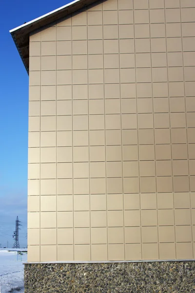 现代三层砖房在城市的一个新的领域 — 图库照片