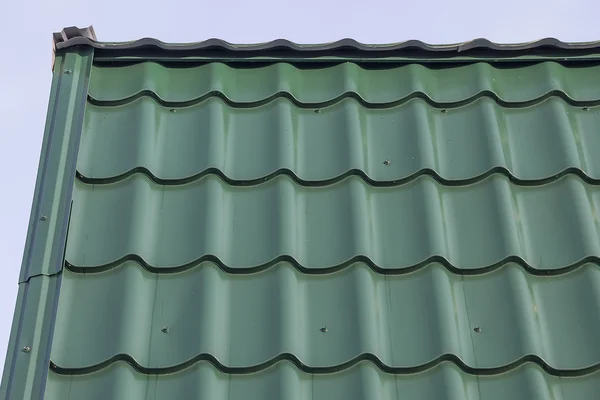 Telhado com telha metálica — Fotografia de Stock