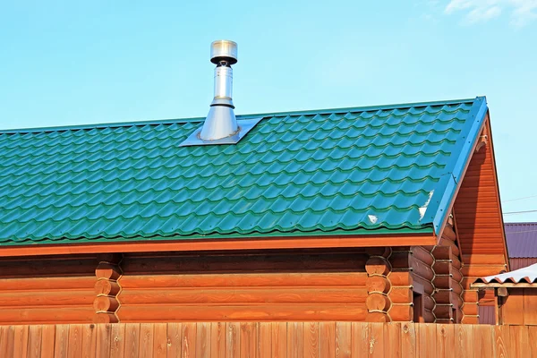 Telhado com telha metálica — Fotografia de Stock