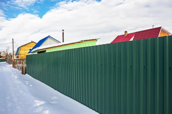 Clôture de banlieue en tôle ondulée — Photo