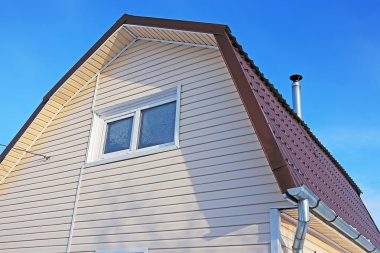 Tatil evi plastik kaplama ile kaplanmış