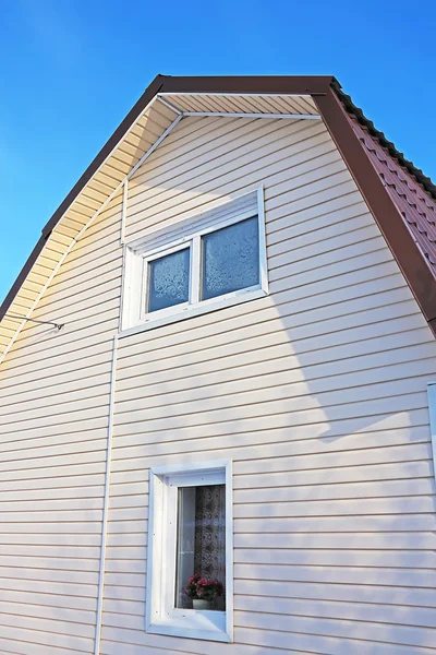 Das Ferienhaus ist mit Kunststoff-Abstellgleisen verkleidet — Stockfoto