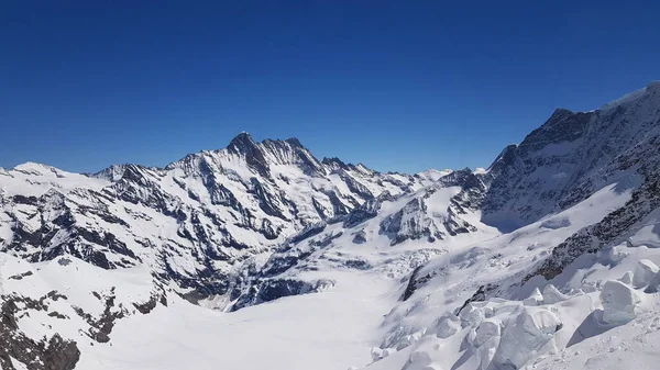 スイスのユングフラウ雪の山の景色 — ストック写真