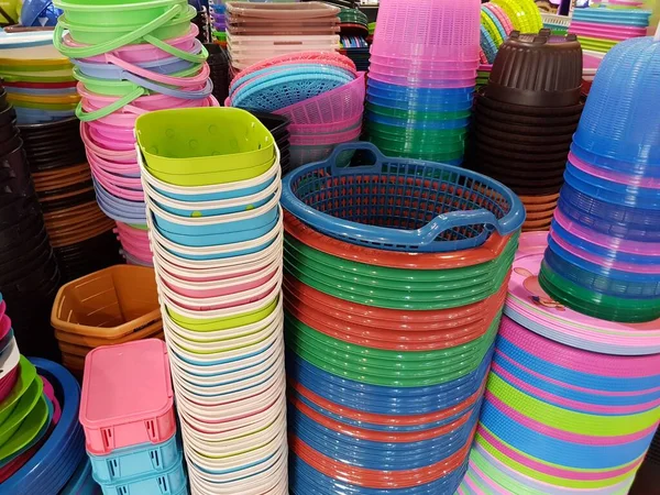 Plastikten yapılmış ev aletleri