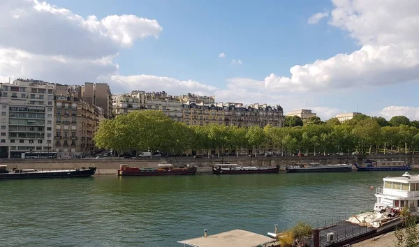 パリの川を眺め — ストック写真