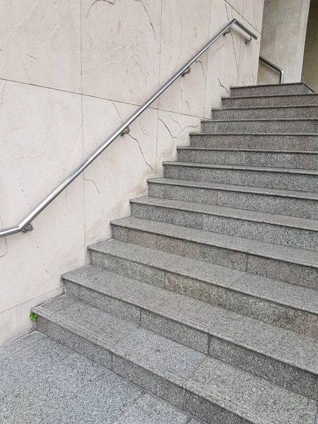 Mehrere Stufen Hinauf Und Hinunter Sind Mit Marmorböden Verkleidet — Stockfoto