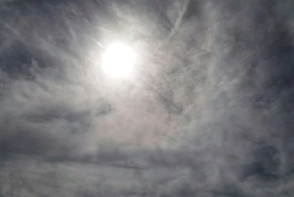 Mittags Sonne Und Weiße Wolken — Stockfoto