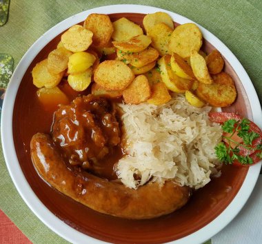 Sosis, patates ve turşu.