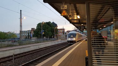 Trendeki tren istasyonu daha az kalabalıktır. Covid-19 salgını yüzünden. Hemsbach Almanya. 2020 / 10 / 18