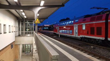 Trendeki tren istasyonu daha az kalabalıktır. Covid-19 salgını yüzünden. Hemsbach Almanya. 2020 / 10 / 18