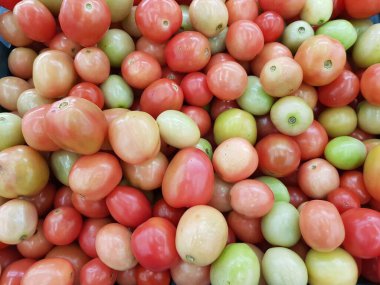 Domatesler birçok farklı yemekte kullanılabilecek çeşitli renklerde olabilirler..