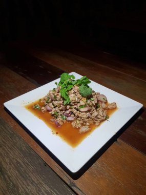 Larb Moo, baharatlı, ekşi ve tatlı bir tadı olan domuz, tavuk veya biftekten yapılan Tayland yemeğidir..