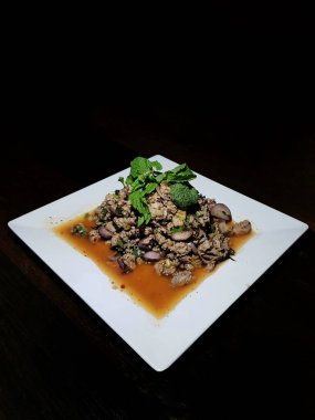 Larb Moo, baharatlı, ekşi ve tatlı bir tadı olan domuz, tavuk veya biftekten yapılan Tayland yemeğidir..