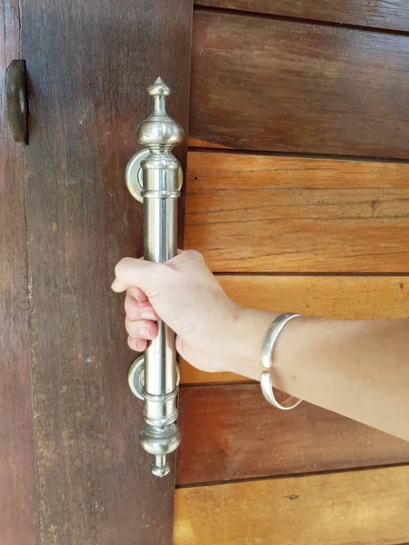 Χέρι Κρατούσε Λαβή Της Ξύλινης Πόρτας Για Ανοίξει Την Πόρτα — Φωτογραφία Αρχείου