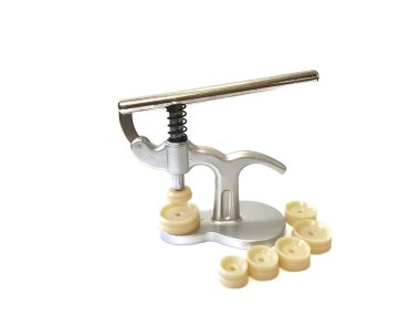 Saati beyaz arkaplanda kapatacak makine