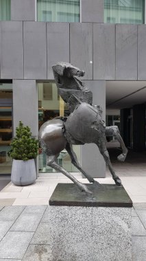 Sokaklarda güzel sanat heykelleri var. Vaduz, Lihtenştayn 04-13-2020