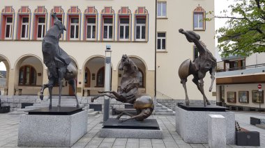 Tre Cavalli, sanatçı Nag Arnoldi 'nin Vaduz Belediye Binası' na monte edilmiş güzel bir bronz heykelidir. Vaduz, Lihtenştayn 04-13-2019